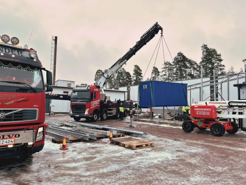 Crane lifting Elstor container